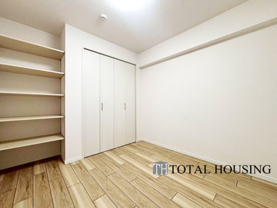 【洋室】 | ファミール月寒 | 洋室　約4.5帖
充分な広さと収納機能を備えた部屋はお子様の自発性と成長を促します。お子様の成長を支える、勉強や好きなことに没頭する学びの空間にどうぞ。