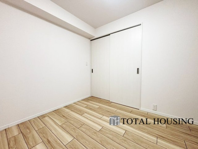 【洋室】 | ファミール月寒 | 洋室　約4.5帖
シンプルな内装はどんな家具ともぴったり。お好みのテイストに仕上げていくのも楽しみの一つです。