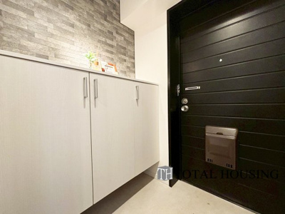 【玄関】 | ファミール月寒 | 上質感漂う玄関です♪居住者の帰り、訪れる方を優しく迎える・安らぎに満ちた生活空間を予感させるようなその佇まいが魅力的ですね。「行ってらっしゃい」「おかえりなさい」が溢れるような明るい空間です♪