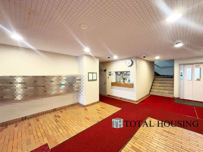 【エントランス】 | ファミール月寒 | 落ち着いた雰囲気のロビーで、住む人に心地よいひとときを提供します。集合ポストが設けられています。