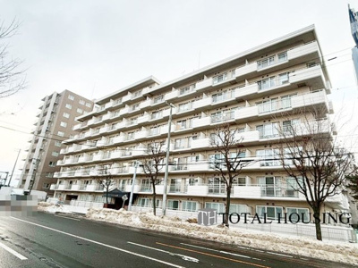 【外観】 | ファミール月寒 | 流行に左右されず、将来にわたって価値が継続する「上質」な佇まい。おしゃれな雰囲気や自然の潤い、親しみやすさといった暮らしを豊かにしてくれる住空間です。