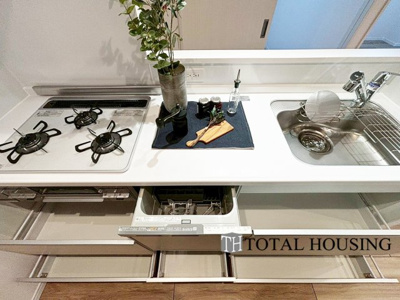 【キッチン】 | ファミール月寒 | 食器洗乾燥機付きで家族の食器もピカピカ。後片付けもラクラクこなせて、日々の生活には欠かせない便利設備。環境にもママの手にも優しいのがうれしいですね。