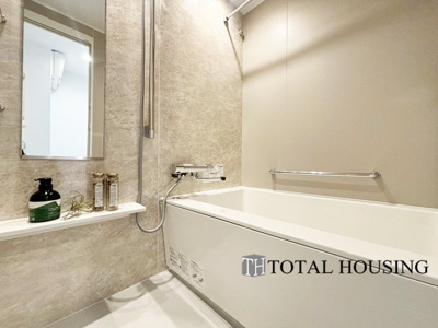 【浴室】 | ファミール月寒 | アクセントパネルで落ち着きのある雰囲気を演出したバスルーム♪毎日の疲れを癒やすバスタイムをお楽しみ下さい！浴室換気乾燥暖房機付きで、ジメジメした季節や雨の日には、浴室内干しも可能！