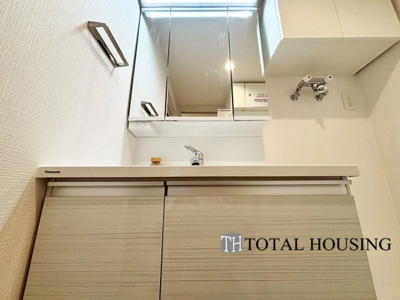 【独立洗面台】 | ファミール月寒 | 一日の始まりの朝、歯磨きをしたりメイクや髪をセットしたり・・・使いやすさが考えられた3面鏡です♪シャワー付水栓で洗面台でのシャンプーや毎日の掃除に大変便利ですね♪