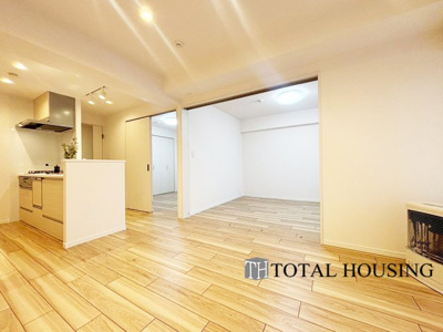 【居間・リビング】 | ファミール月寒 | 明るい配色の優しい雰囲気のLDKは団らんの空間にピッタリです！隣りの洋室のドアを開放すればさらに広々とした空間に♪明るく開放的な『家族にやさしいリビング』となっています♪