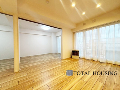 【居間・リビング】 | ファミール月寒 | LDKと洋室の間の扉を開けることで、開放感あふれる空間に！
どちらの居室にも大きな窓がある為、リビング全体が明るい陽光に包まれます。