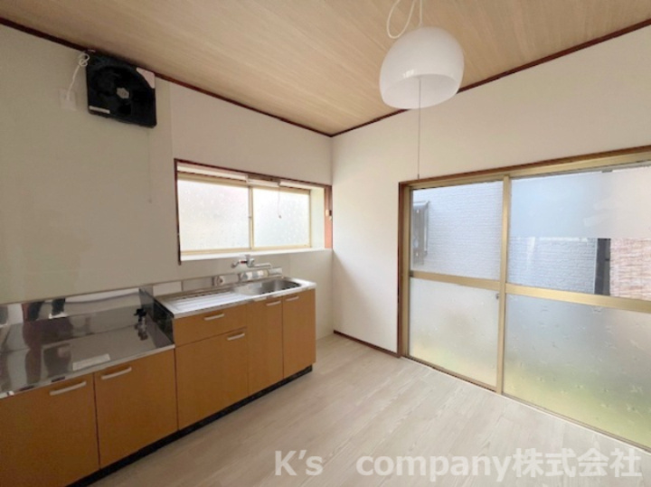 ◎茅ヶ崎市赤羽根　中古戸建のキッチン|大きな窓からは明るい陽射しが差し込み、お料理後の換気も◎