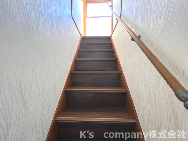 ◎茅ヶ崎市赤羽根　中古戸建の内装|階段には手すりがあり、安心安全です☆