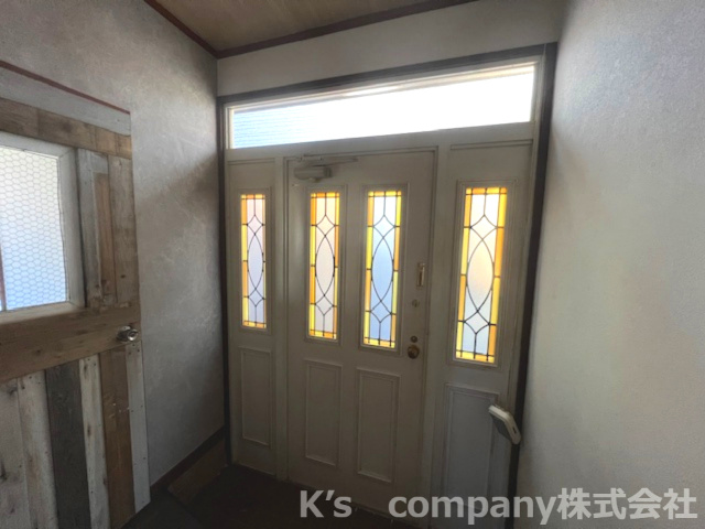 ◎茅ヶ崎市赤羽根　中古戸建の玄関|ステンドグラス調が美しい玄関です♪