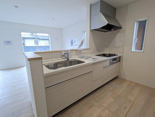 ひたちなか市磯崎町　第３のキッチン|お洒落なカウンターキッチン♪カウンター越しからリビングが見渡せるので、お子様の様子を見守りながらお料理が作れる嬉しいカウンターキッチン♪（同施工物件）