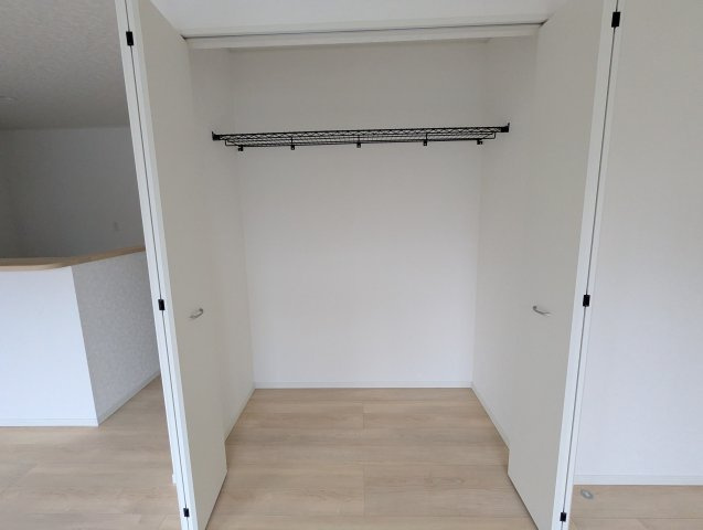 ひたちなか市磯崎町　第３のキッチン|キッチン後ろのスペースに余裕があるので、お気に入りの食器棚を配置していただけます♪（同施工物件）