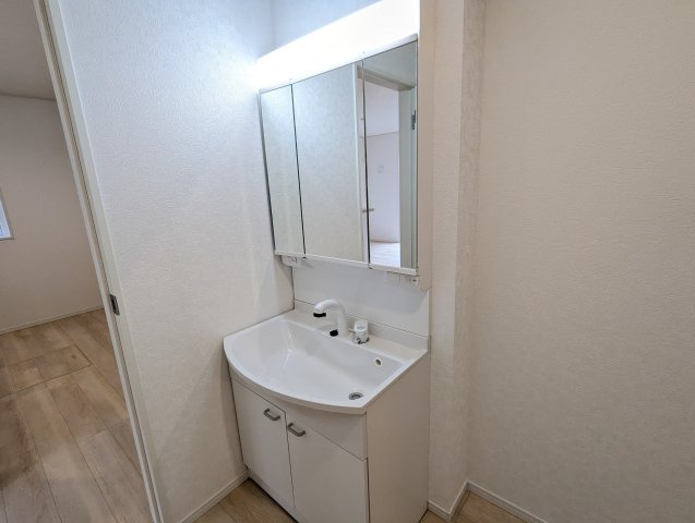 ひたちなか市磯崎町　第３の独立洗面台|シャキット！一日を始める朝も素顔に戻る夜も、三面鏡の広々洗面台で～♪（同施工物件）