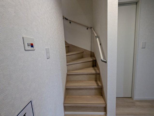 ひたちなか市磯崎町　第３の内装|広々としたホールから階段へ繋がります（同施工物件）