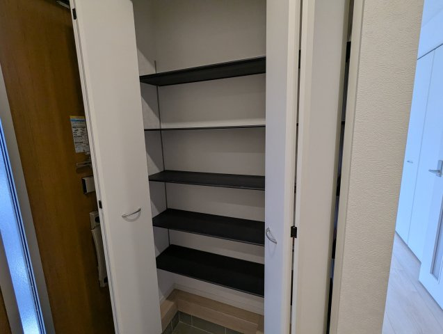 ひたちなか市磯崎町　第３の玄関|明るい玄関で一日の始まりの扉をあけてでかけましょう♪（同施工物件）