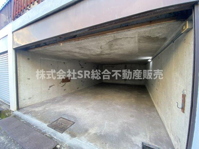 三島2丁目中古戸建の駐車場|お車をお持ちの方には嬉しい駐車場はシャッター付き車庫（車種による）です！雨風から守れ、自転車・バイクも置けます。