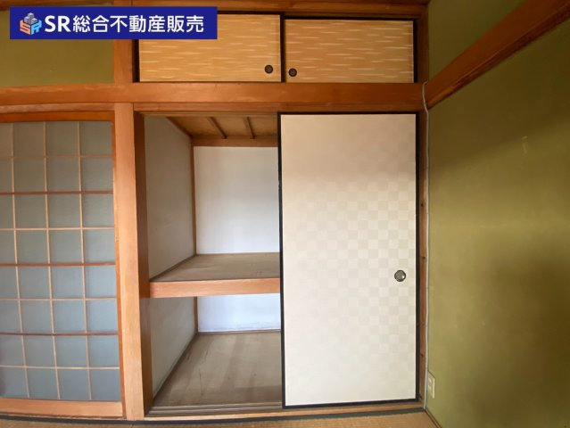 三島2丁目中古戸建の駐車場|お車をお持ちの方には嬉しい駐車場はシャッター付き車庫（車種による）です！雨風から守れ、自転車・バイクも置けます。