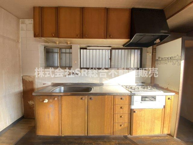 三島2丁目中古戸建のキッチン|3口ガスシステムキッチンにはグリル付きでお料理快適です！