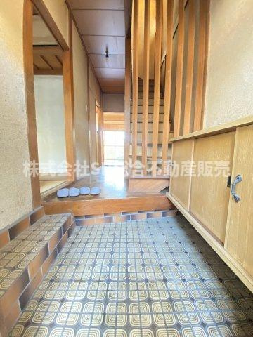 三島2丁目中古戸建の玄関|玄関にはシューズボックスもあり広く使えます！