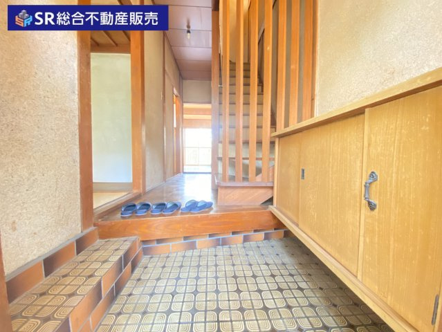 三島2丁目中古戸建の玄関|玄関にはシューズボックスもあり広く使えます！