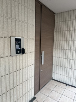 【エントランス】 | オートロック完備でセキュリティ面も安心