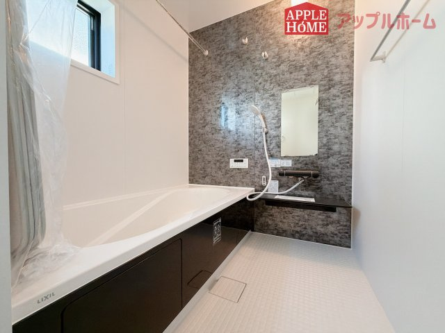 【新築住宅】深谷上柴町西第3 全1棟の浴室|窓付きのバスルームは、採光もあり明るく気持ちの良い空間です。窓があることで、換気環境も良好。掃除もスムーズに出来ます。