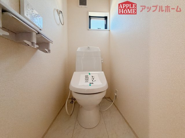 【新築住宅】深谷上柴町西第3 全1棟のトイレ|白を基調とした清潔感のある明るい空間。温水洗浄便座付きで、毎日快適・清潔に使用できます。操作しやすい壁面リモコンを採用しています。