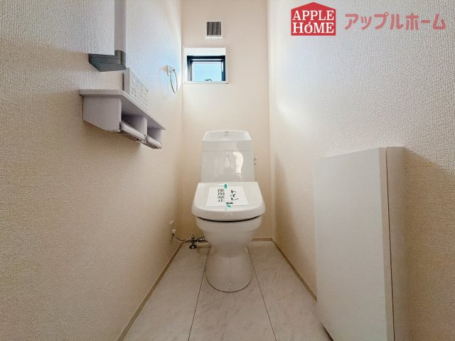 【新築住宅】深谷上柴町西第3 全1棟のトイレ|白を基調とした清潔感のある明るい空間。温水洗浄便座付きで、毎日快適・清潔に使用できます。操作しやすい壁面リモコンを採用しています。