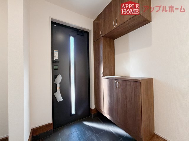 【新築住宅】深谷上柴町西第3 全1棟の玄関|上下棚にたっぷり靴を収納できます。「ただいま」と玄関を開けた瞬間から、奥に広がる空間を明るい室内を感じられますね♪