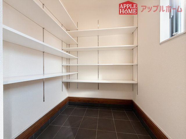 【新築住宅】深谷上柴町西第3 全1棟の玄関|ご家族皆様の靴やお手入れ用品を収納できる収納棚を設置！お家に出会う人々を迎える玄関だからこそ、常に整理整頓しておきたいですね♪