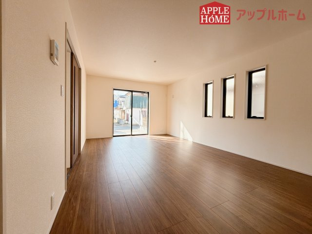 【新築住宅】深谷上柴町西第3 全1棟の居間・リビング|窓から差し込む光で家族を温かく包み込みます。明るいリビングで子育てする喜びを☆いつでも見学可能です！