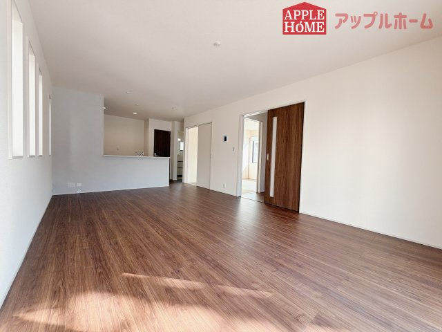 【新築住宅】深谷上柴町西第3 全1棟の居間・リビング|人気の対面式キッチンで会話も弾みます！お食事の準備をしながらでもご家族とのコミュニケーションを楽しめますね♪友人とのホームパーティーも可能です☆