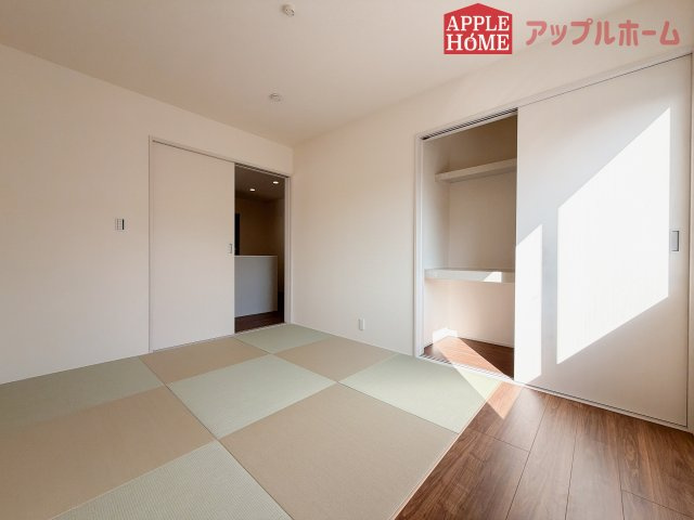 【新築住宅】深谷上柴町西第3 全1棟の和室|収納付きの洋風和室は、収納スペースが豊富で部屋全体がすっきりと片付きやすいのが特徴です。衣類や荷物を整理しやすく、生活感を抑えた洗練された空間を保てます。