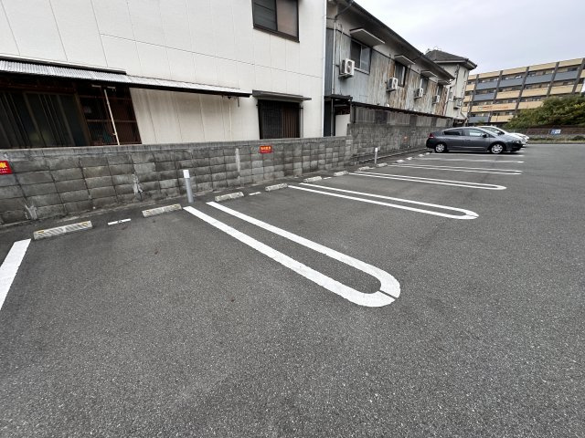 ラフィーネ亀山の駐車場