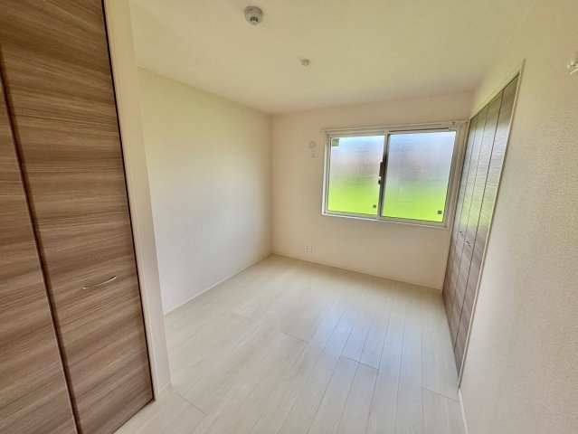 ラフィーネ亀山の洋室