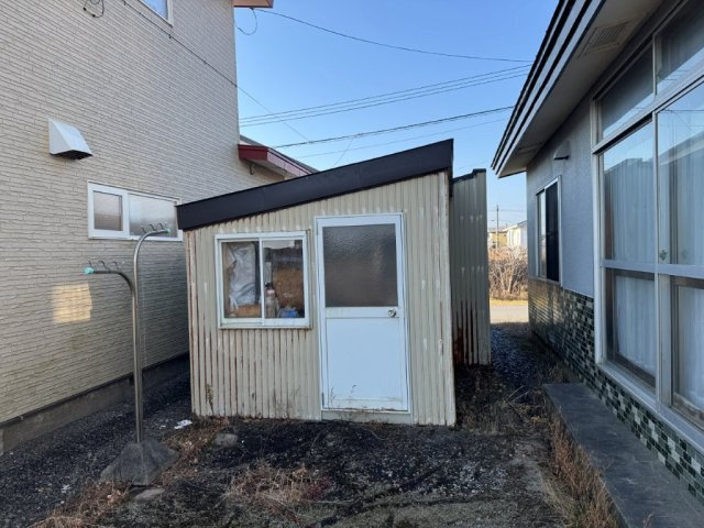 大楽毛153　中古住宅の外観|車庫の裏に物置が有ります。