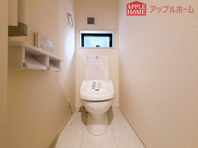 【新築住宅】熊谷市万平町 第3 全4棟のトイレ|白を基調とした清潔感のある明るい空間。温水洗浄便座付きで、毎日快適・清潔に使用できます。操作しやすい壁面リモコンを採用しています。