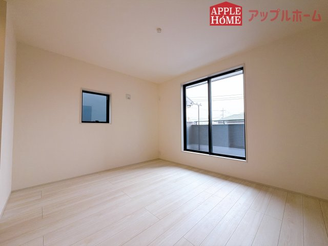 【新築住宅】熊谷市万平町 第3 全4棟の洋室|２階居室は全室収納あり！たっぷりある収納活用でお部屋もキレイを保てます♪