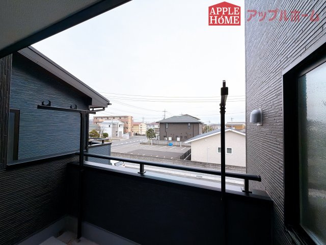【新築住宅】熊谷市万平町 第3 全4棟のバルコニー|家族分の洗濯物もしっかり干せます。毎日のお洗濯が楽しくなりそう♪お布団は手軽に干せていつもポカポカに☆