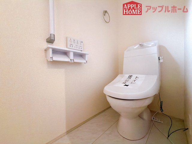 【新築住宅】熊谷市万平町 第3 全4棟のトイレ|白を基調とした清潔感のある明るい空間。温水洗浄便座付きで、毎日快適・清潔に使用できます。操作しやすい壁面リモコンを採用しています。