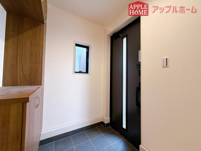 【新築住宅】熊谷市万平町 第3 全4棟の玄関|上下棚にたっぷり靴を収納できます。「ただいま」と玄関を開けた瞬間から、奥に広がる空間を明るい室内を感じられますね♪