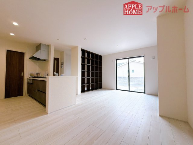 【新築住宅】熊谷市万平町 第3 全4棟の居間・リビング|窓から差し込む光で家族を温かく包み込みます。明るいリビングで子育てする喜びを☆いつでも見学可能です！