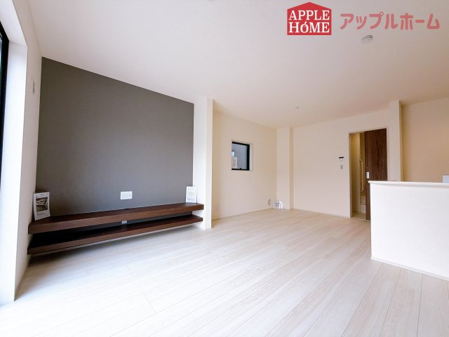 【新築住宅】熊谷市万平町 第3 全4棟の居間・リビング|大きな窓のあるリビングは、陽光あふれる明るい空間です。居心地良く、ご家族皆がゆったり寛げる憩いの空間となりそうです。
