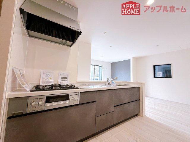 【新築住宅】熊谷市万平町 第3 全4棟のキッチン|キッチンから部屋中が見守れるので、小さなお子様がいるご家庭でも安心です。シンプル×ナチュラルな温かい空間は、どんなスタイルの家具も合わせやすいお部屋です。