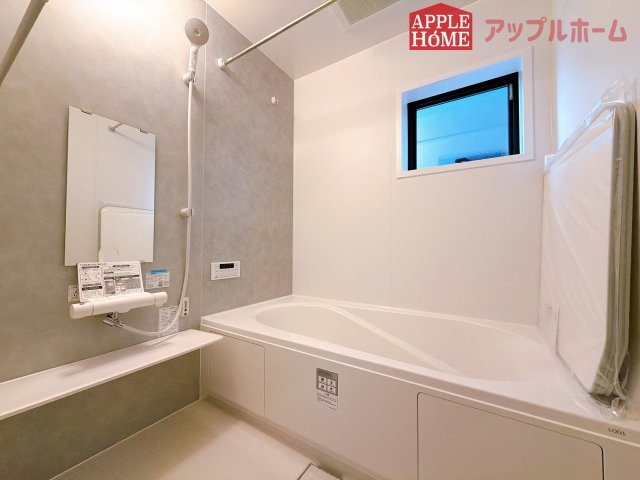 【新築住宅】熊谷市万平町 第3 全4棟の浴室|窓付きのバスルームは、採光もあり明るく気持ちの良い空間です。窓があることで、換気環境も良好。掃除もスムーズに出来ます