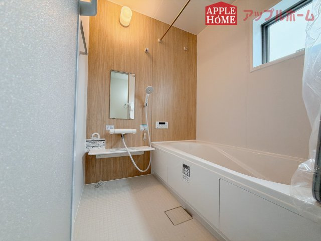 【新築住宅】熊谷市万平町 第3 全4棟の浴室|窓付きのバスルームは、採光もあり明るく気持ちの良い空間です。窓があることで、換気環境も良好。掃除もスムーズに出来ます
