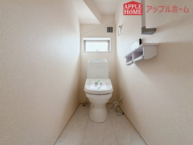 【新築住宅】熊谷市万平町 第3 全4棟のトイレ|白を基調とした清潔感のある明るい空間。温水洗浄便座付きで、毎日快適・清潔に使用できます。操作しやすい壁面リモコンを採用しています。