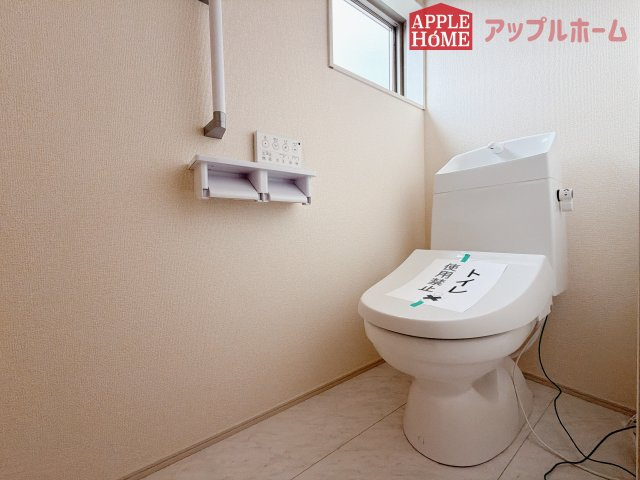 【新築住宅】熊谷市万平町 第3 全4棟のトイレ|白を基調とした清潔感のある明るい空間。温水洗浄便座付きで、毎日快適・清潔に使用できます。操作しやすい壁面リモコンを採用しています。