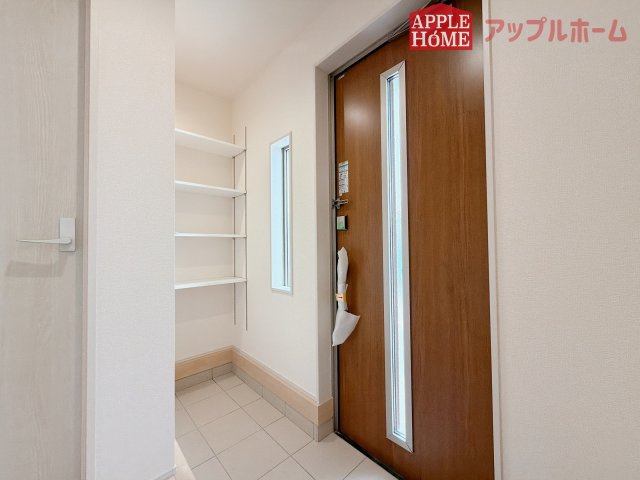 【新築住宅】熊谷市万平町 第3 全4棟の玄関|住まう人も来客も入った時にワクワクさせてくれるオシャレな玄関♪収納もたっぷりあるので、靴がたくさんあっても安心！
