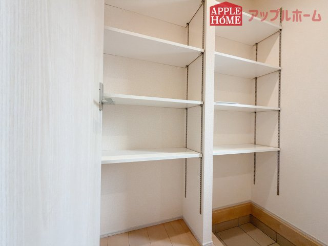 【新築住宅】熊谷市万平町 第3 全4棟の玄関|明るく清潔感のある玄関でお客様を迎えるスペースをパッと明るい印象に！大容量の収納力で大家族の履物もすっきり収納できます♪