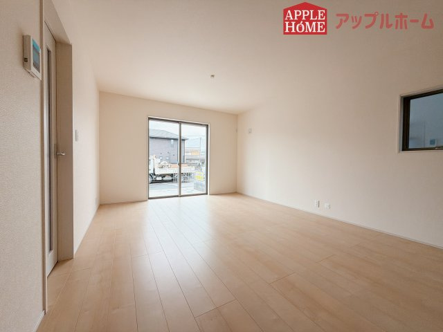 【新築住宅】熊谷市万平町 第3 全4棟の居間・リビング|大きな窓のあるリビングは、陽光あふれる明るい空間です。居心地良く、ご家族皆がゆったり寛げる憩いの空間となりそうです。